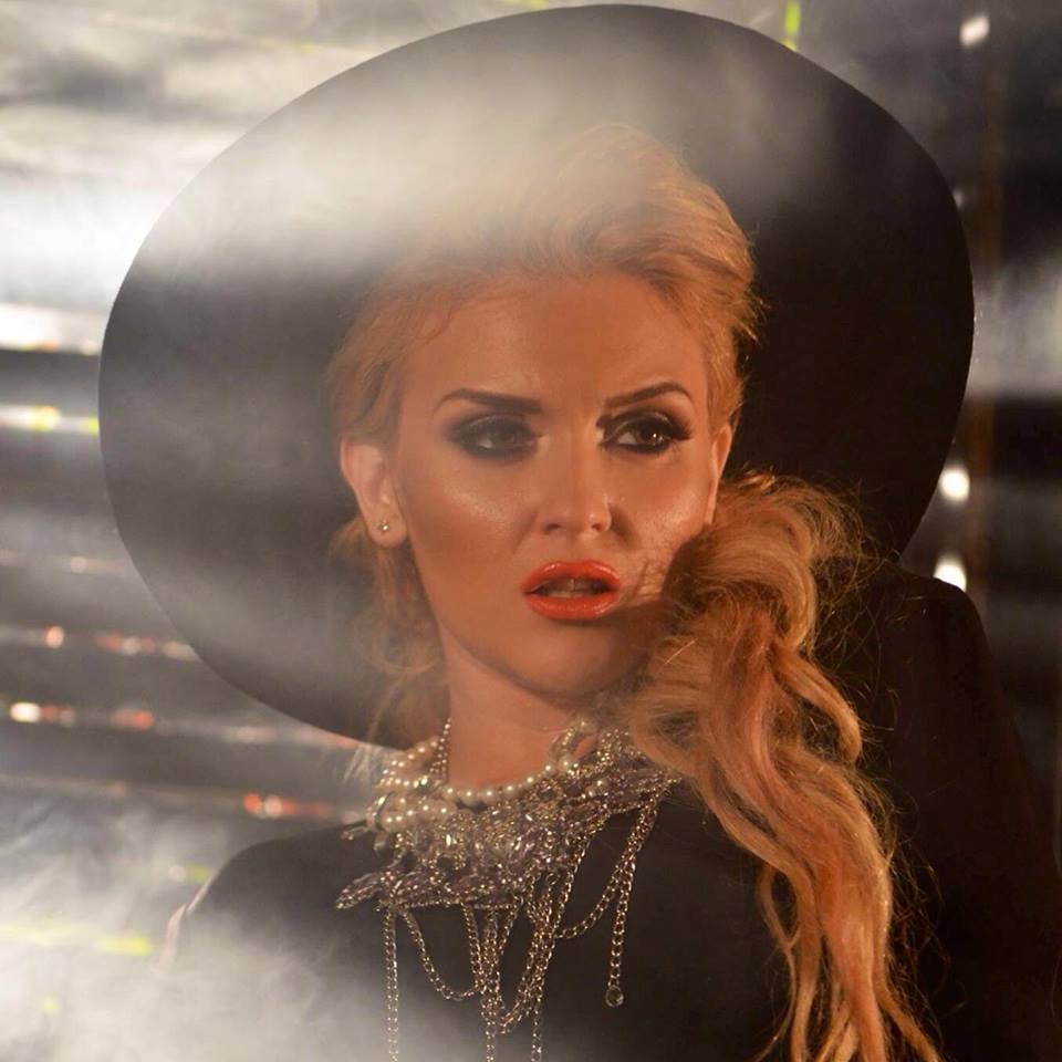 Oana Radu a optat pentru o astfel de palarie pentru cel mai recent videoclip al ei