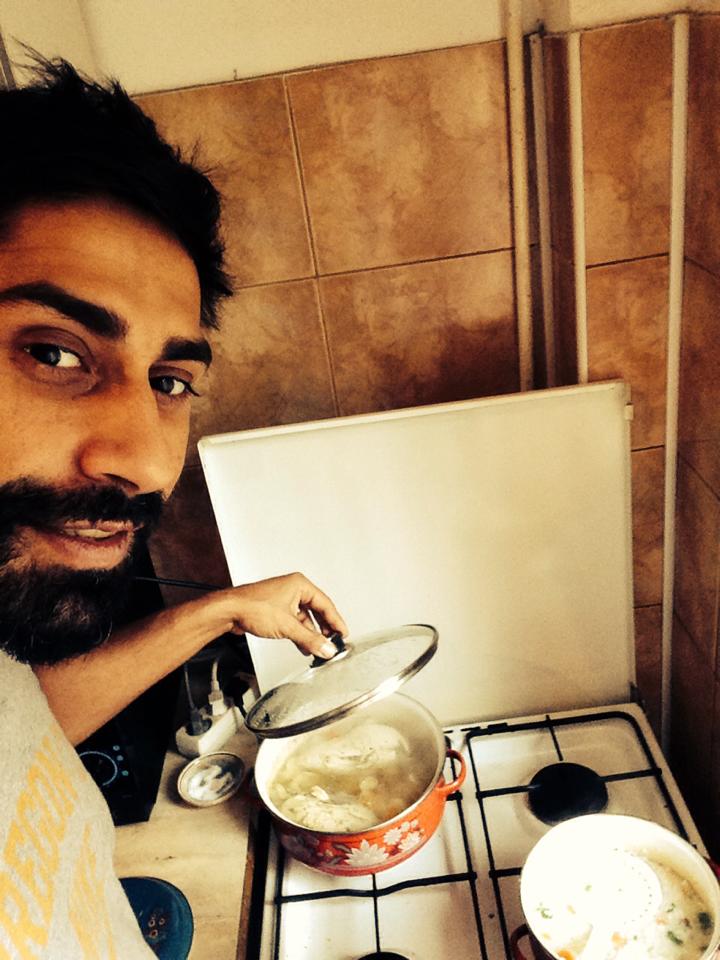 Connect-R este un tata devotat si se ocupa cu atentie de fiica lui