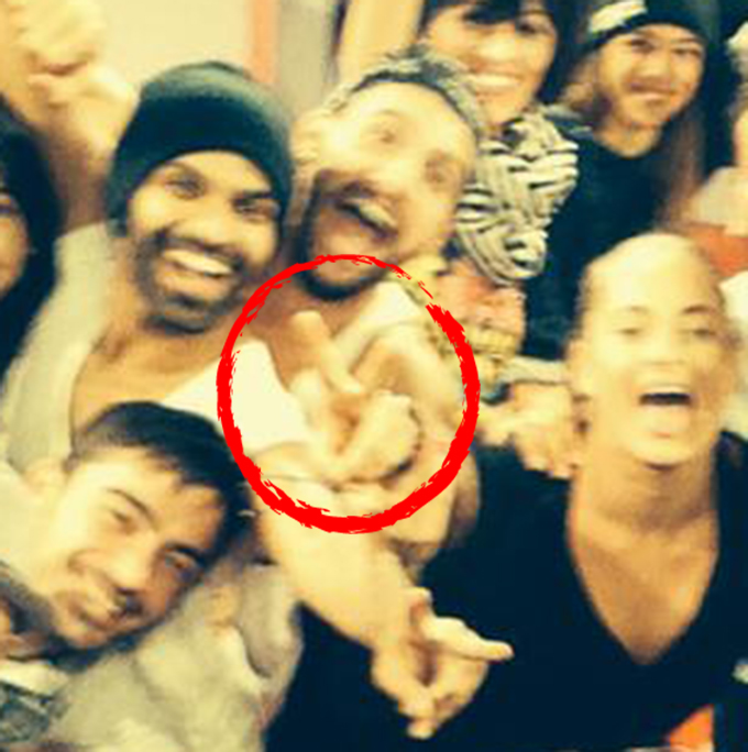 A vrut sa faca semnul victoriei, insa, unul dintre colegii lui de emisiune a reusit sa arate un semn obscen