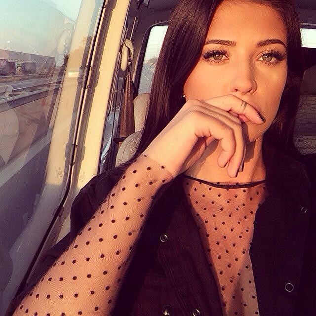 Antonia s-a fotografia aproape cu ochii in lacrimi