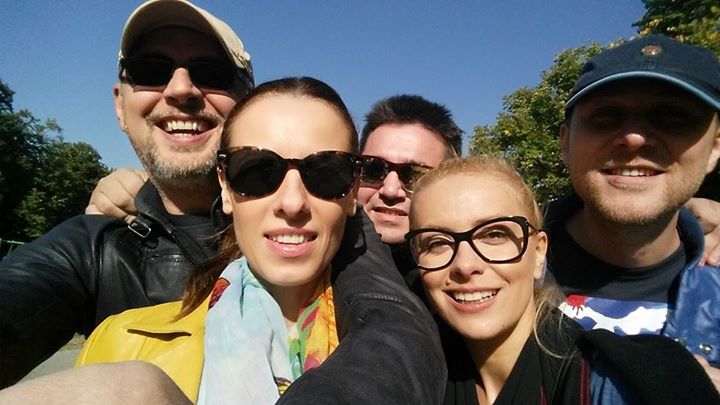 Simona Gherghe si-a pus ochelari de vedere cu rame mari, groase