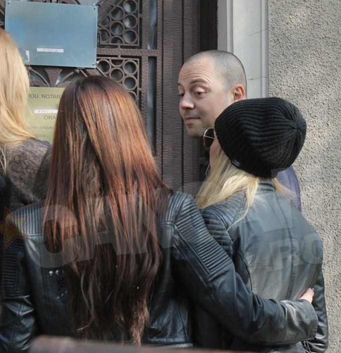 Cantareata a fost sustinuta de o prietena, care a tinut-o in brate