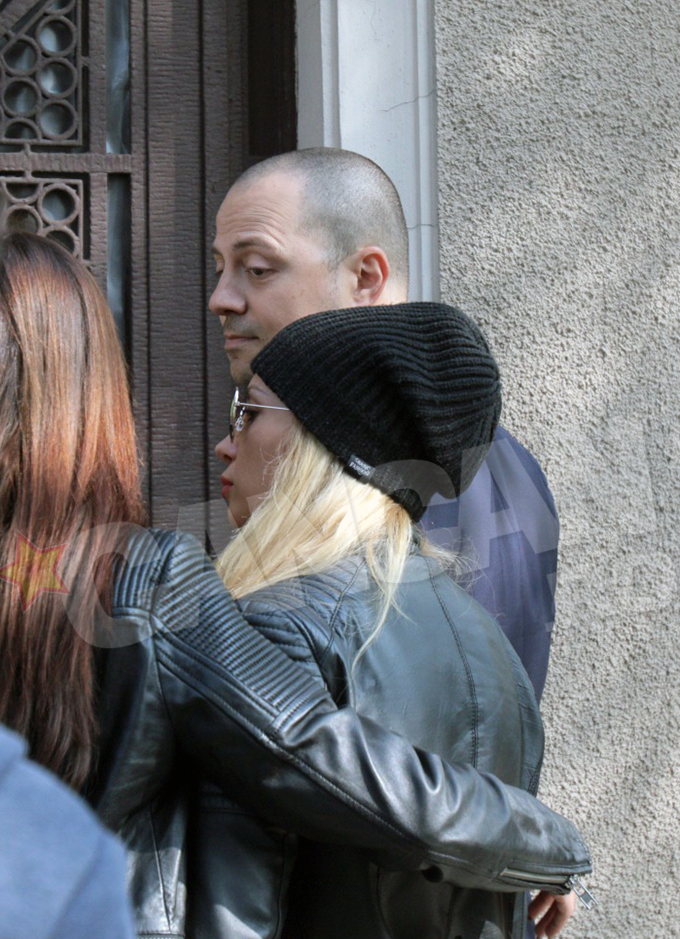 Lora si Dan au venit impreuna la notar