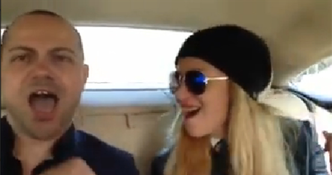 Lora si Dan au plecat impreuna spre casa, cu zambetul pe buze