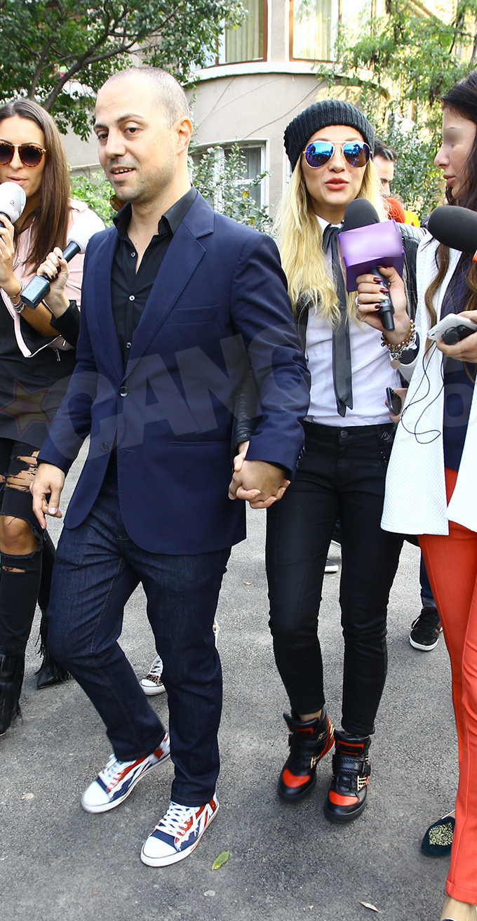 Lora si Dan au iesit de mana din biroul notarial