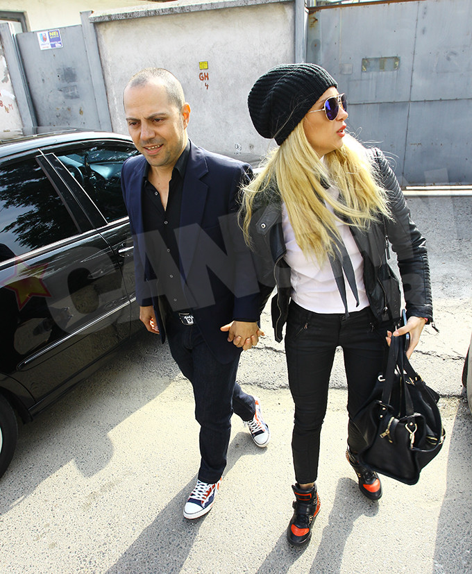 Lora si Dan s-au aratat zambitori, in ziua divortului