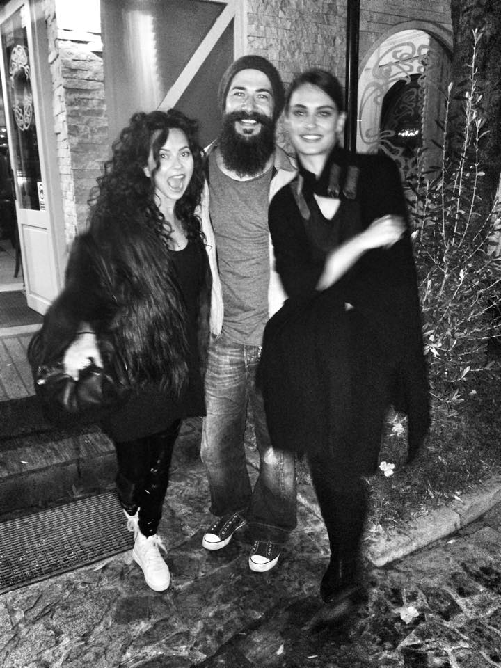 Edward Aninaru s-a fotografiat in bratele Innei si ale lui Catrinel Menghia