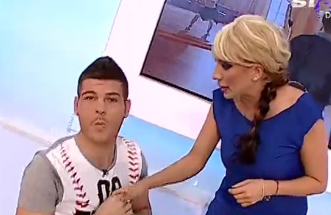 Razvan Botezatu s-a asezat in genunchi in fata Rocsanei Marcu