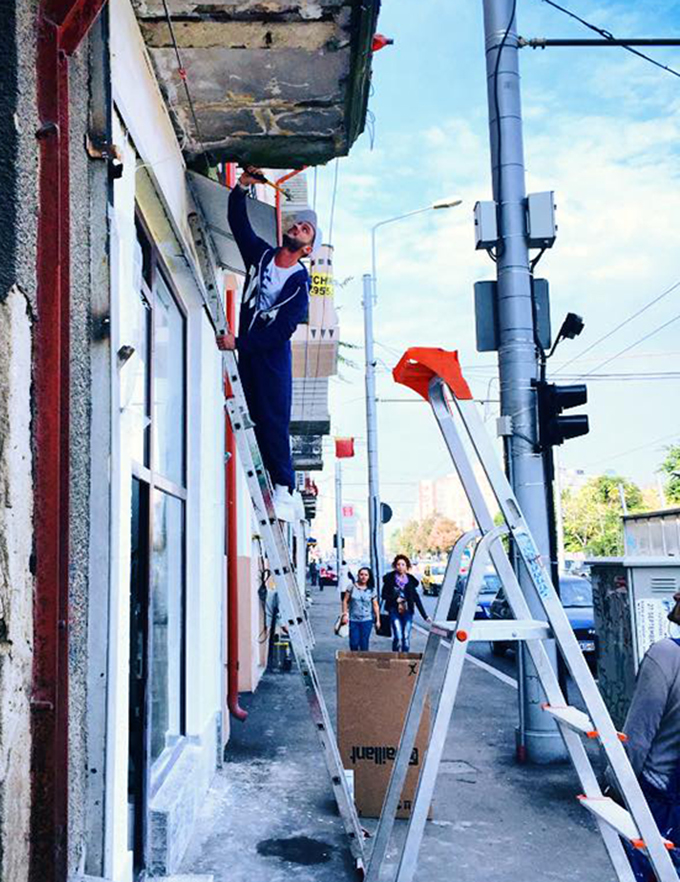 Dorian Popa a iesit la reparat fatada cladirii unde isi va deschide magazin