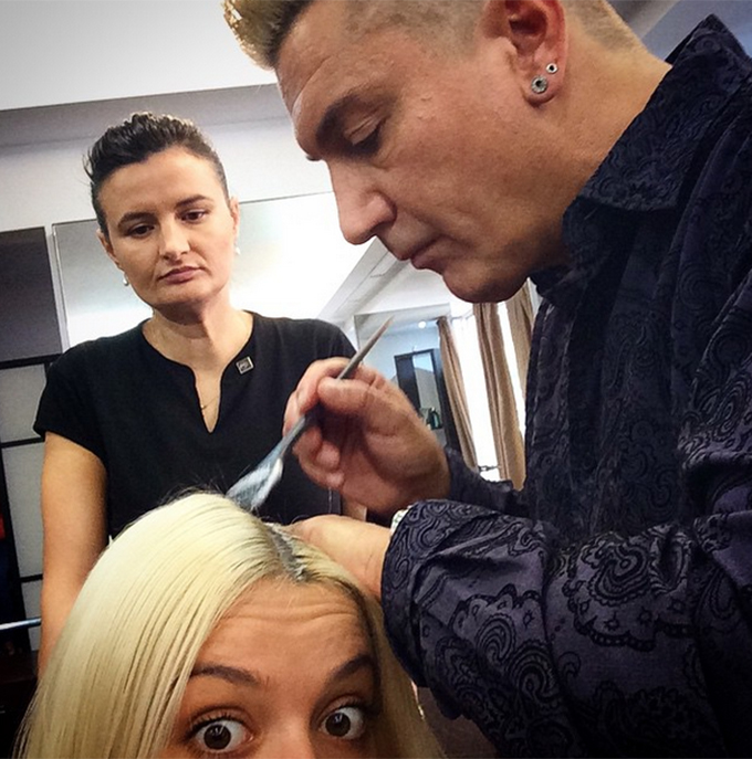 Diana Dumitrescu s-a lasat pe mana stilistilor, fara a sta prea mult pe ganduri