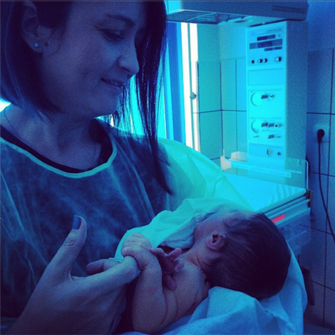 Amalia Nastase s-a fotografiat cu un nou nascut in brate