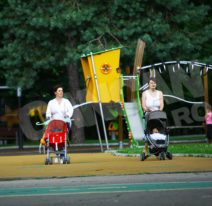 Cele doua femei au plecat spre casa, imediat ce au vazut ca vremea se schimba