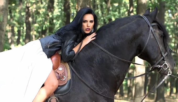 In noul ei videoclip, Lavinia este foarte sexy, dar si foarte trista