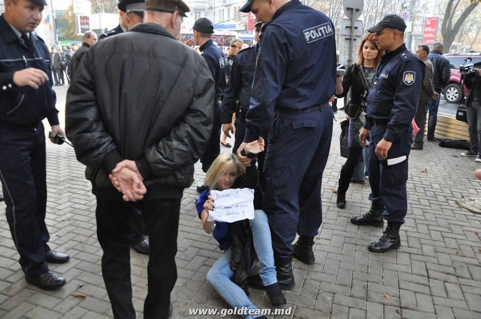 In cele din urma, blonda s-a tavalit pe asfalt