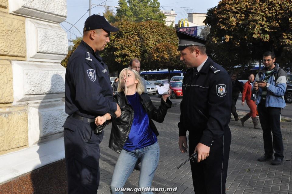 Blonda a fost saltata de politisti