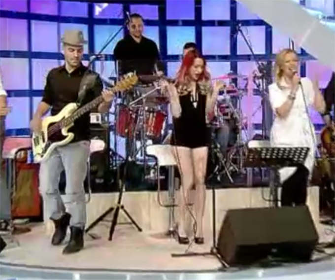 Alina a venit la emisiune intr-o salopeta incredibil de sexy