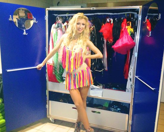 Andreea Balan merge cu dulapul de haine dupa ea la toate concertele