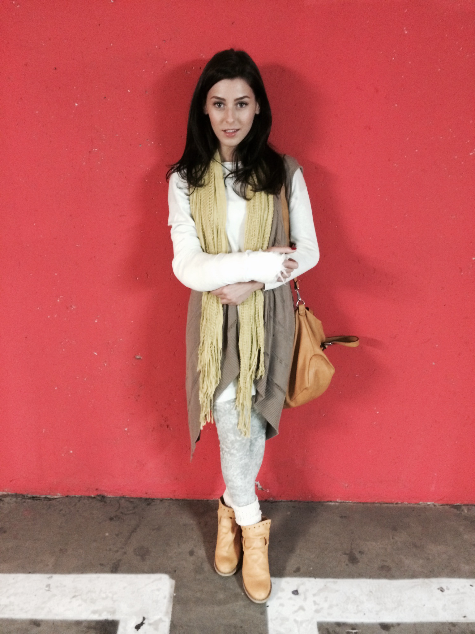 Tanara s-a impiedicat de o bordura si a cazut in strada