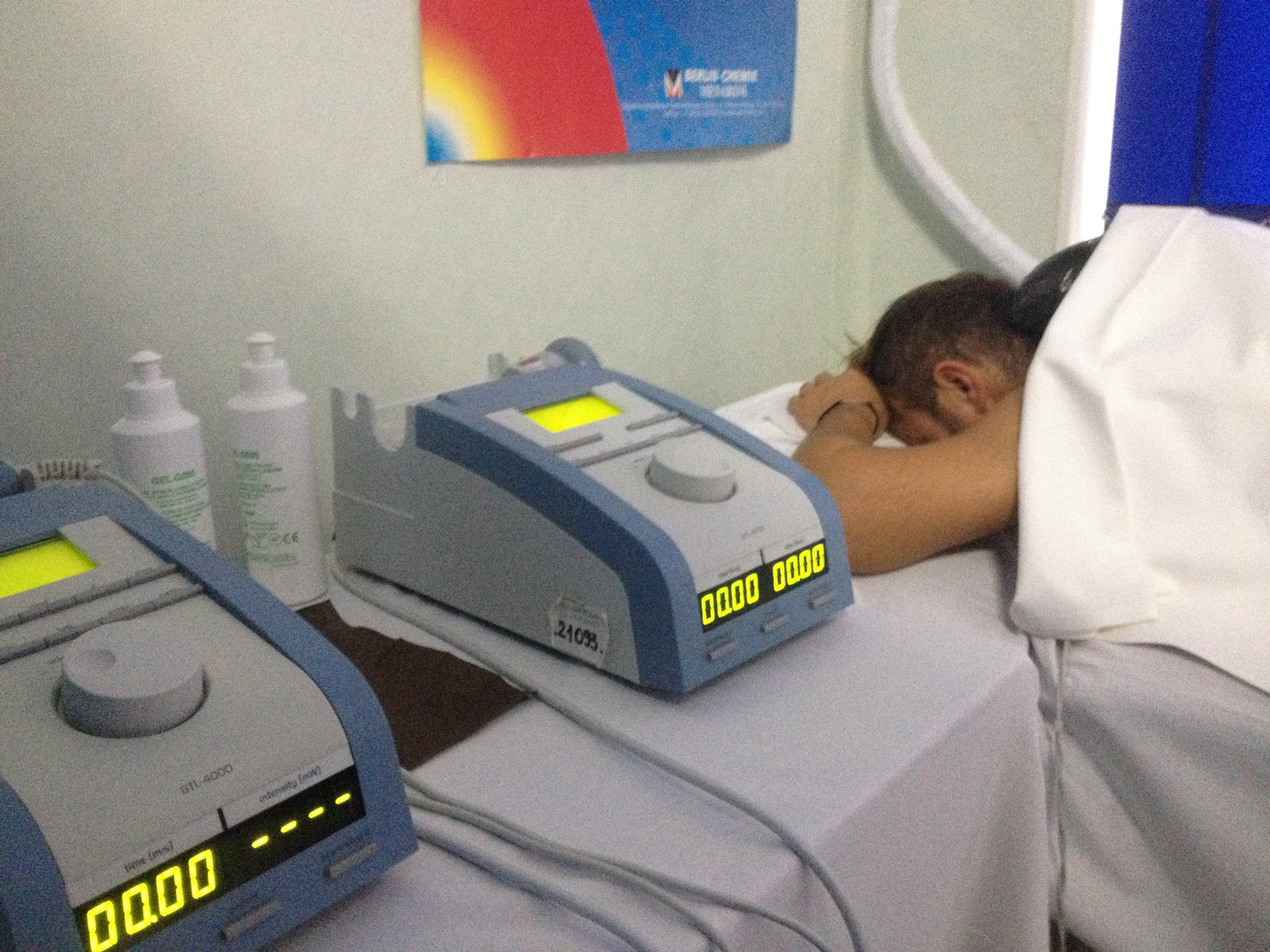 Artistul suporta cu stoicism tratamentul la care este supus de medici