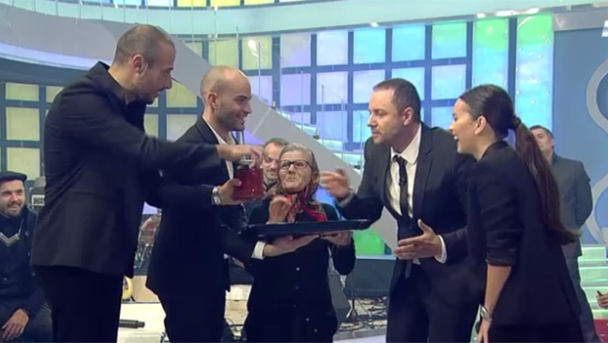 Batrana nu a venit cu mana goala, ci i-a adus lui Maruta placinta cu branza si zacusca