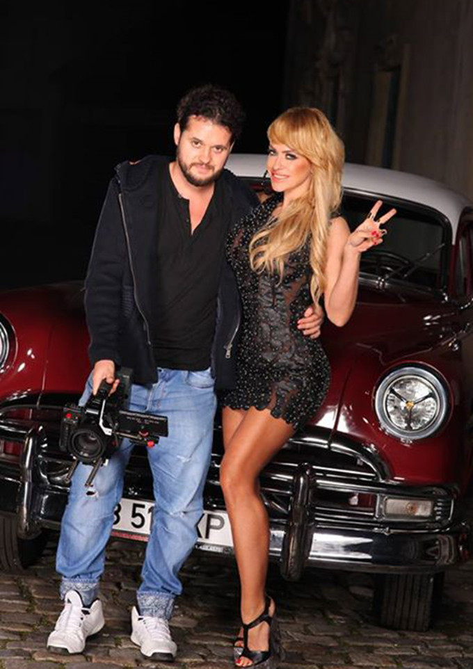 Artista nu se sfieste sa pozeze sexy. Aici, alaturi de regizorul ei, Alex Ceausu