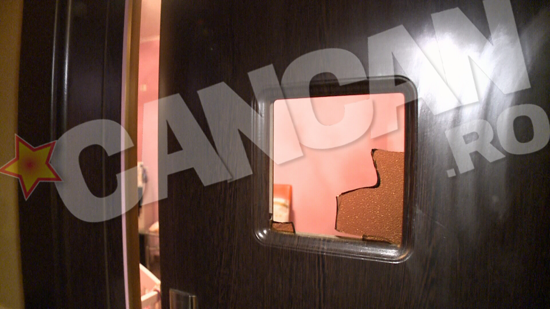 Beyonce de Romania a incercat sa se baricadeze in spatele acestei usi