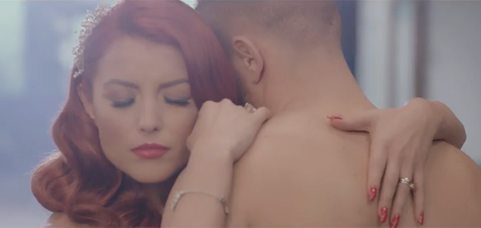 Artista este surprinsa in ipostaze foarte apropiate cu un barbat musculos, 