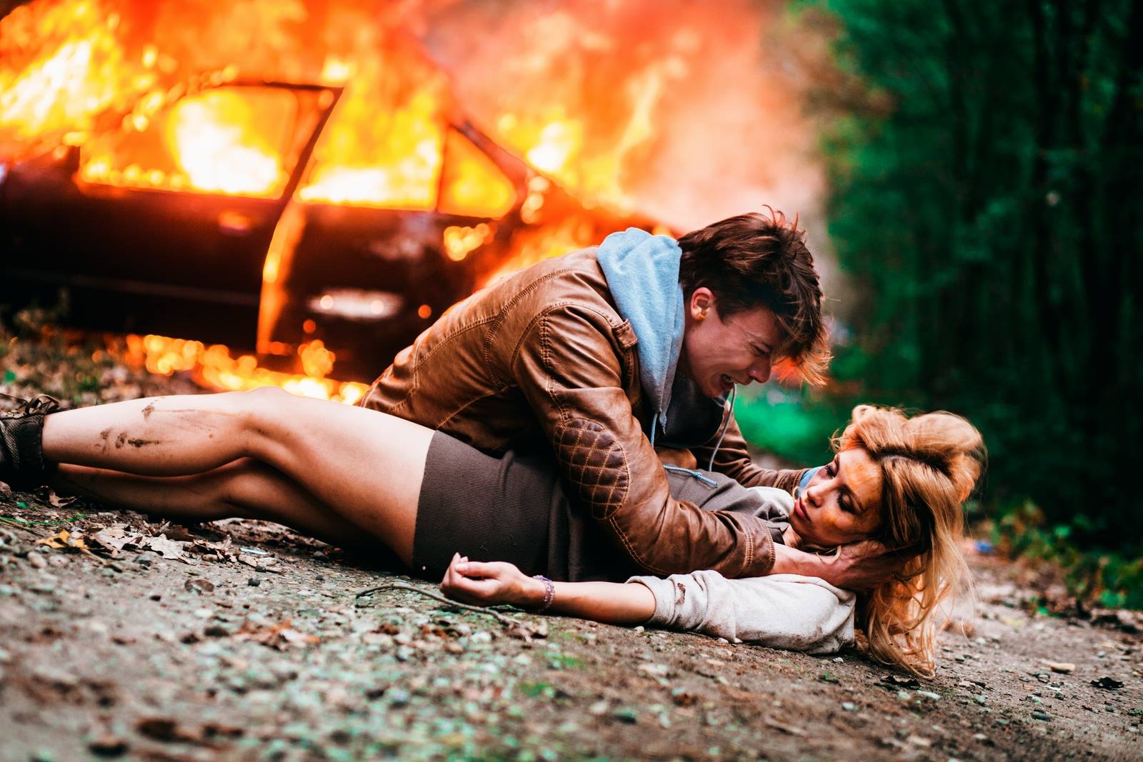 La finalul clipului, Lora moare in bratele iubitului