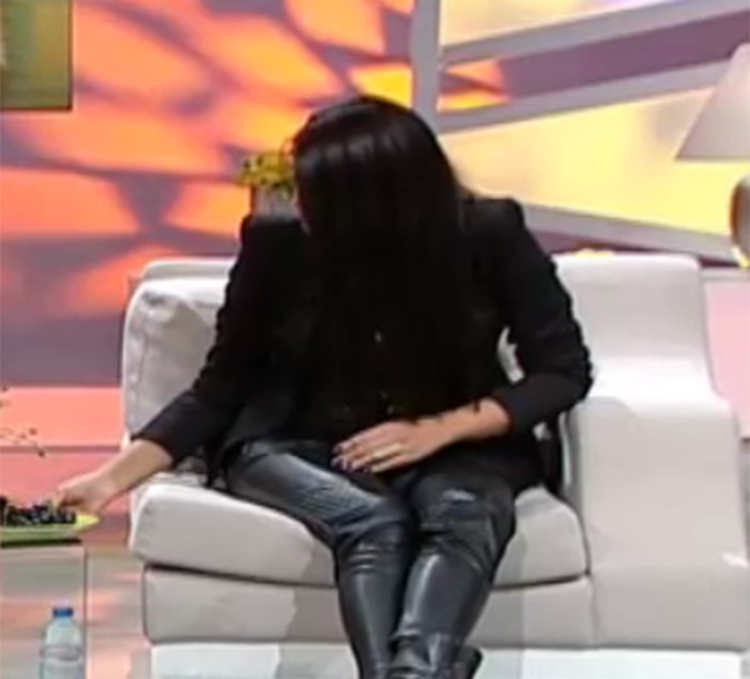 Antonia a poftiti la strugurii care erau aranjati pe platoul de langa ea