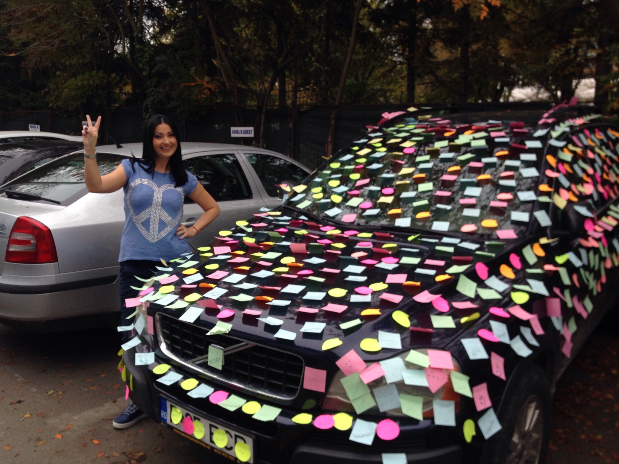 Cand a iesit din emisie, Gabriela Cristea si-a gasit masina impodobita cu biletele colorate