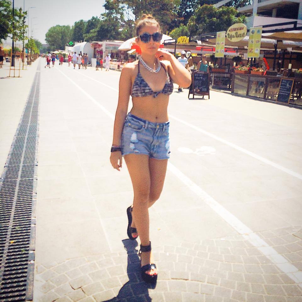 Nicole a adoptat o tinuta foarte sexy, la o plimbare pe litoral