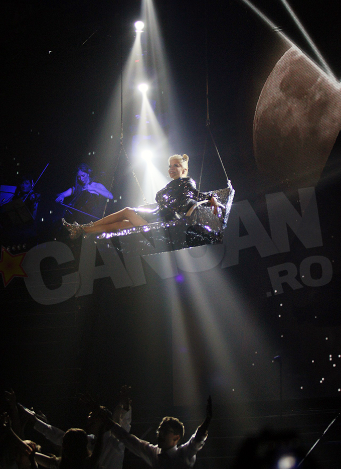 Vedeta s-a ridicat deasupra scenei