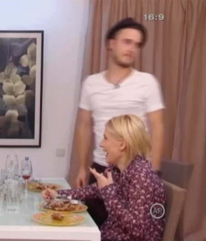 Bruneta a reusit sa il scoata din sarite pe Serban, care a injurat si s-a ridicat de la masa