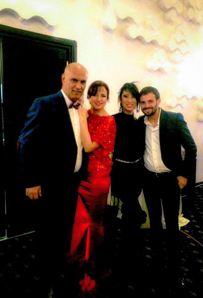 Fane Spoitoru si sotia lui au fost nasi de botez. In imagine, alaturi de prietenii de familie Adriana si Catalin Soare, care au organizat nunta si botezul fiicei lui