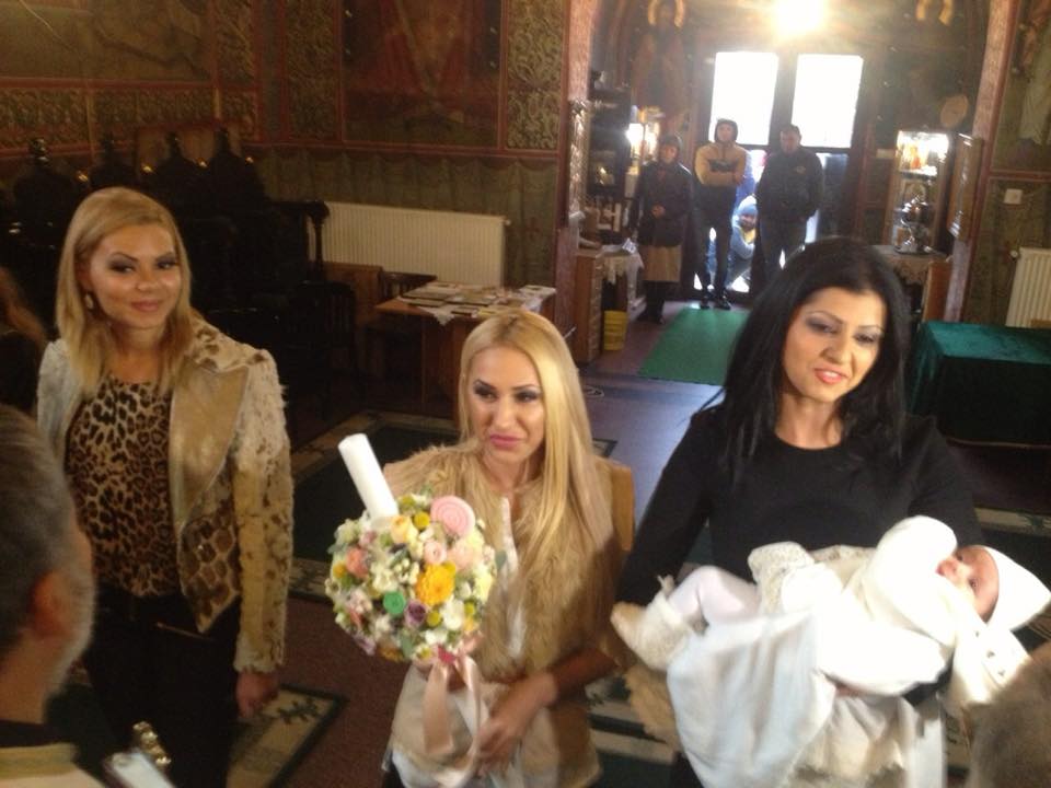 Beyonce alaturi de cele doua prietene pe care le-a ales ca nase