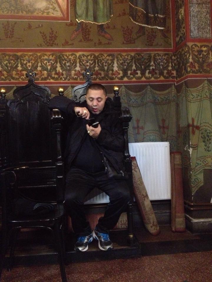 De cum a intrat in biserica, Guta a inceput sa vorbeasca pe telefonul mobil