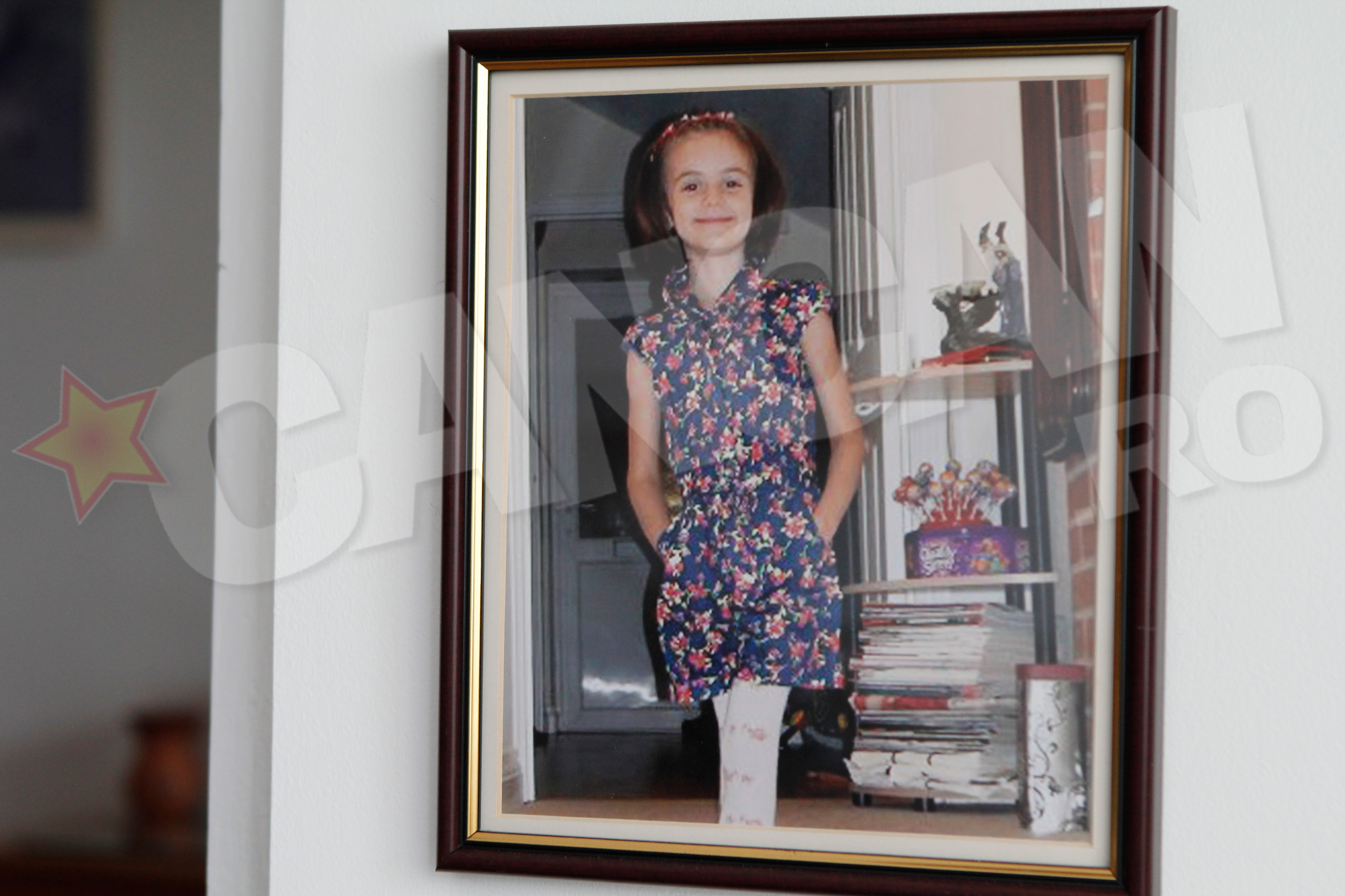 În casa regretatei Laura Stoica sunt fotografii cu ea când era micuţă