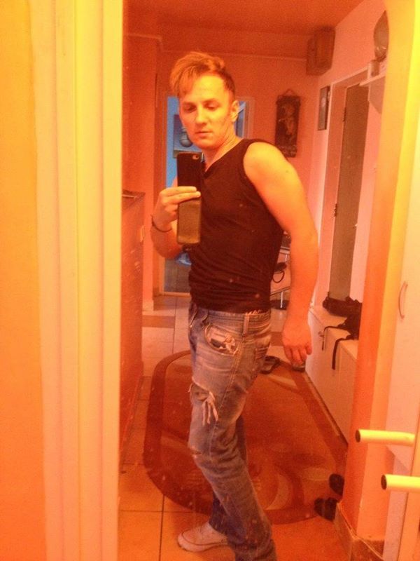 Mihai isi indreapta parul cu placa