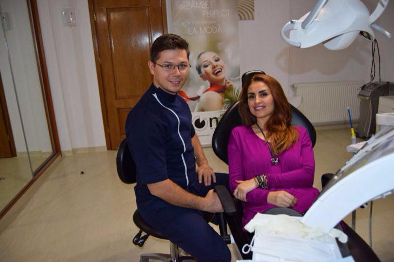 Roxana alaturi de doctorul care i-a facut albirea de dinti