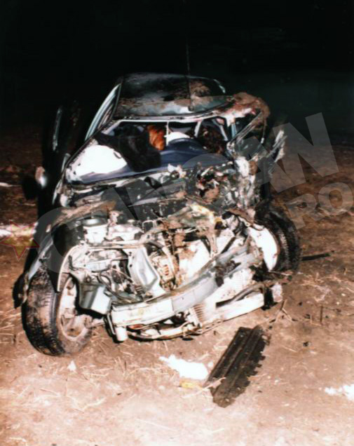 Maşina în care se afla Laura şi logodnicul ei a fost făcută praf. Cancan a surprins imagini de la nefericitul eveniment. Cântăreaţa a murit pe loc.