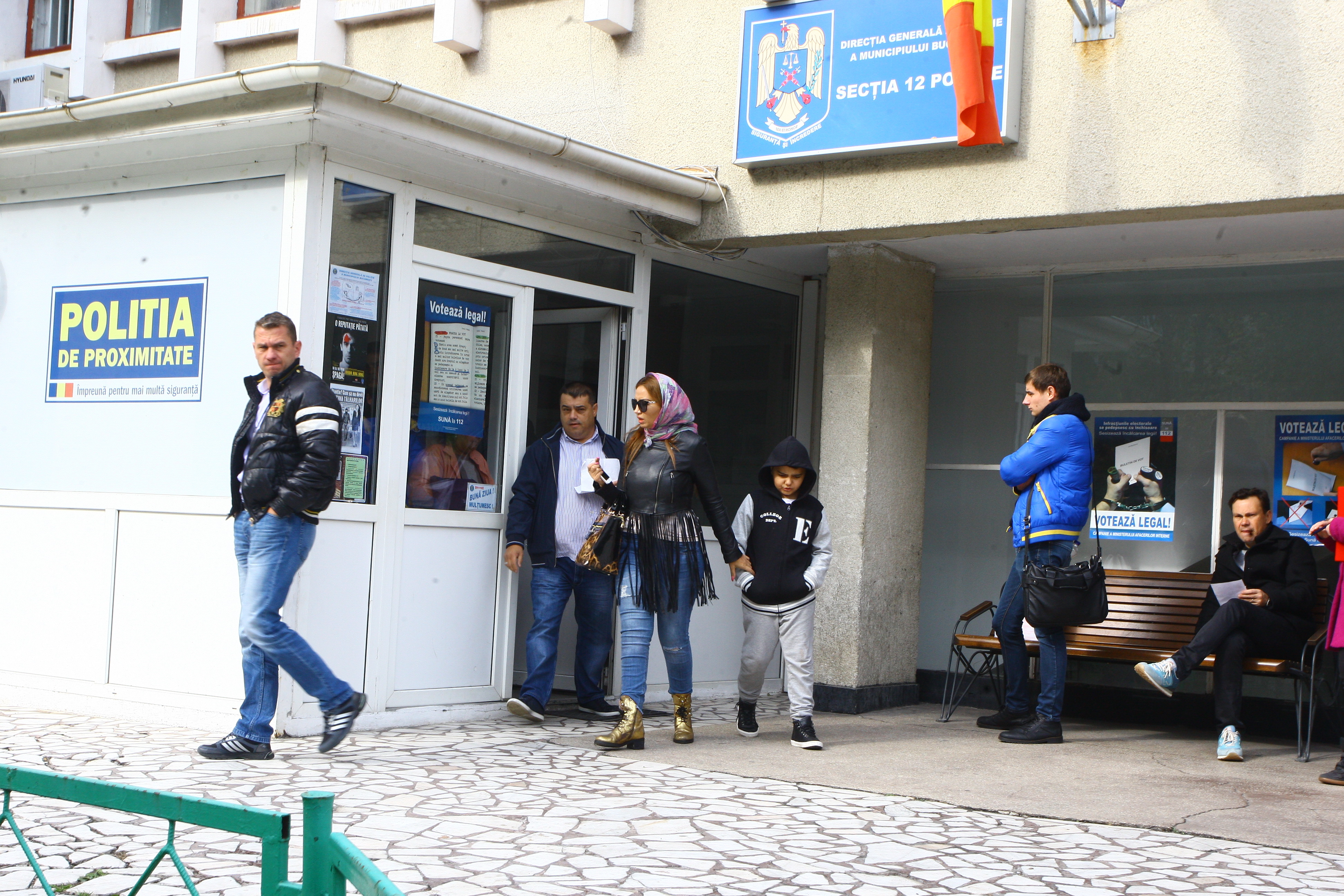 Insotita de impresarul lui Guta, de mama sa si de Alberto, Narcisa a mers mai apoi la politie