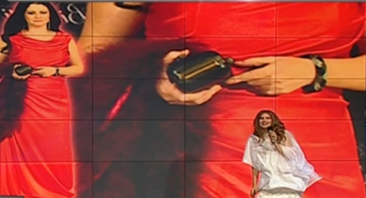 Iulia Albu a asemanat aceasta tinuta cu cea a lui Mos Craciun