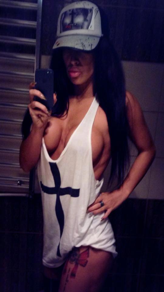 Bruneta detine un salon de videochat