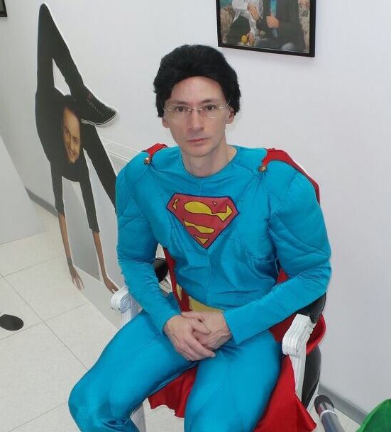 Mihai Albu s-a costumat in Superman, la initiativa lui Catalin Maruta