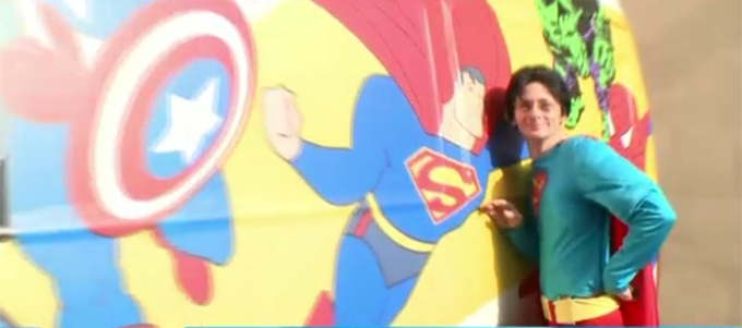 Albu s-a pozat langa Superman-ul de pe masina 