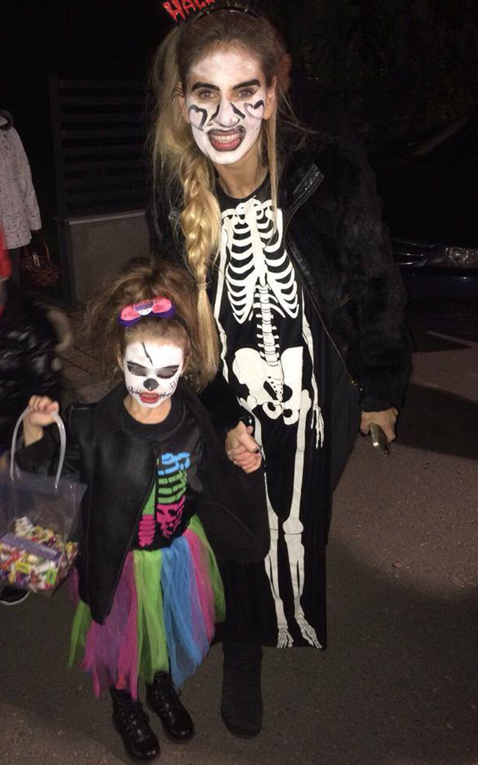 De Halloween, Andreea Banica a imbracat o rochie neagra, cu un schelet alb, insa, machiajul a facut senzatie