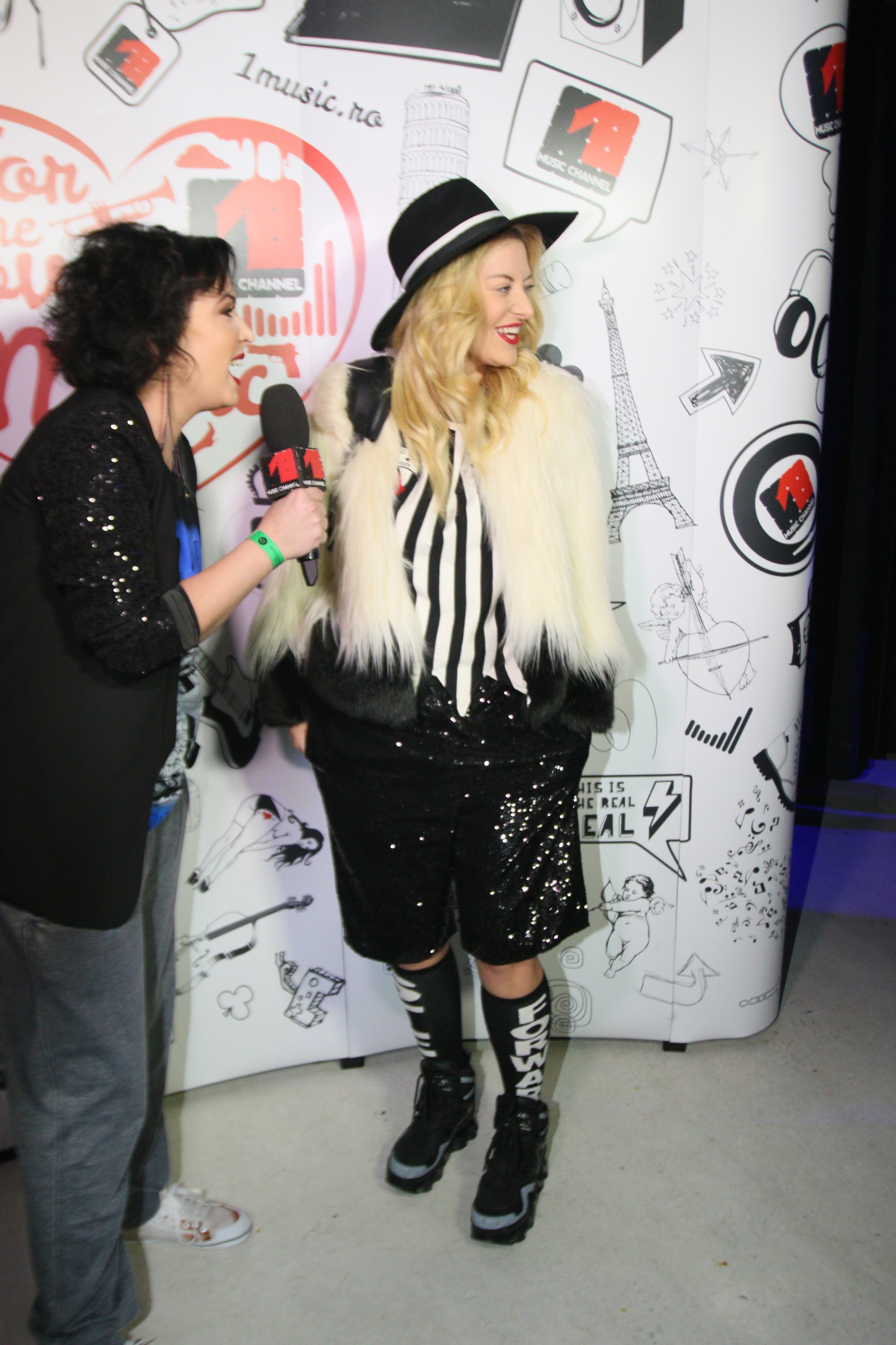 Delia are dintii perfecti doar in fata