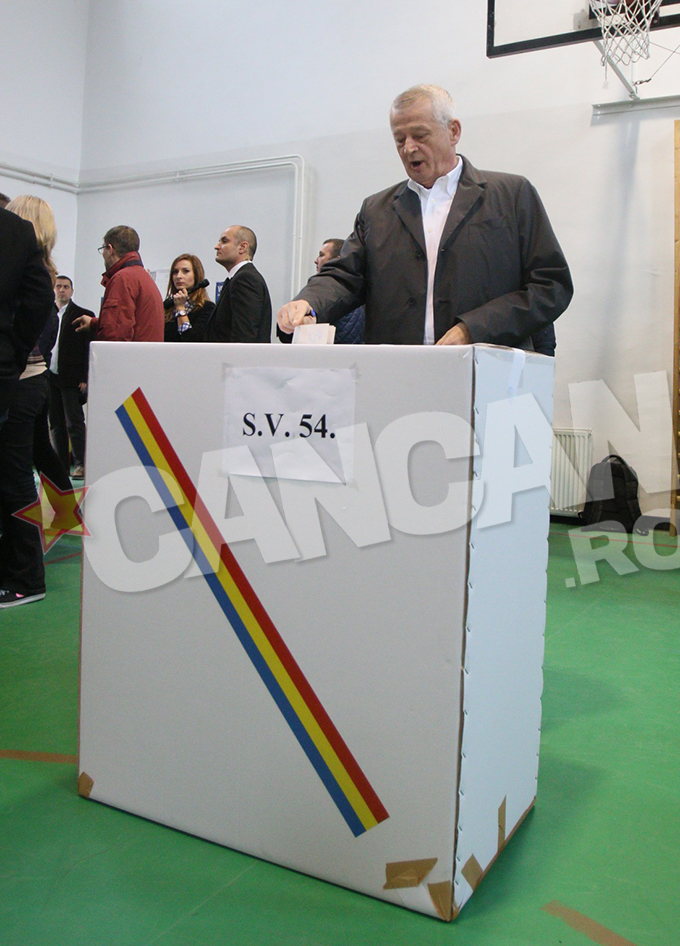 Sorin Oprescu a venit la vot alaturi de Victor Ponta si Daciana Sarbu