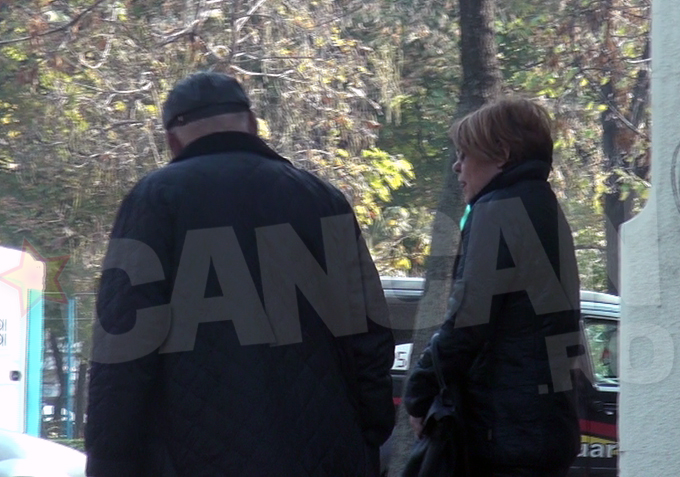 Dupa ce au iesit de la Loto, Marina Melescanu si sotul ei au mai stat cateva minute de vorba in strada, probabil pentru a se sfatui la ce restaurant sa isi continue ziua