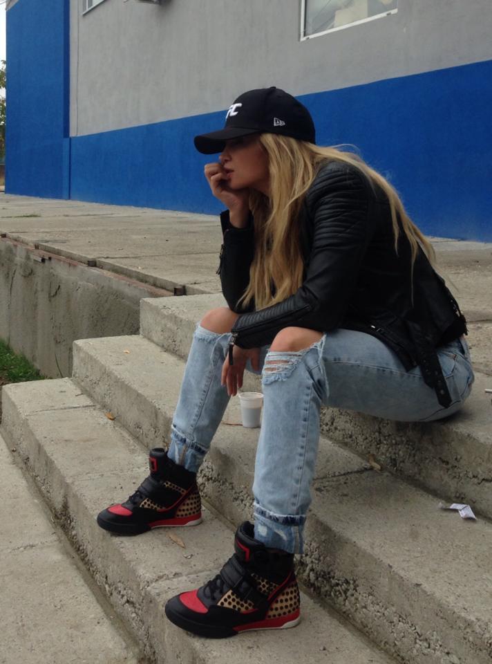 Lora nu e tocmai in apele ei